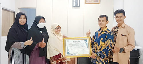 Magang Mahasiswa STEI Ar Risalah Sumbar Ditutup 1 KENANG-KENANGAN— Ketua Program Studi Ekonomi Syari’ah STEI Ar Risalah, Afriyanti menyerahkan kenang-kenangan saat penjemputan mahasiswa magang angkatan 2 program studi ekonomi syari’ah STEI Ar Risalah.