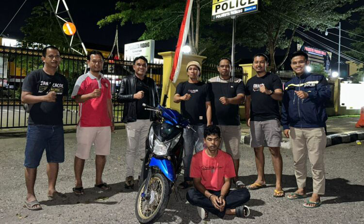 Baru Bebas dari Penjara, Residivis Maling Motor lagi, Beraksi di Pessel, Kabur ke Padang 1 PENCURI MOTOR— Pelaku DS (29) yang terlibat kasus pencurian sepeda motor di Kecamatan XI Koto Tarusan ditangkap di Padang.