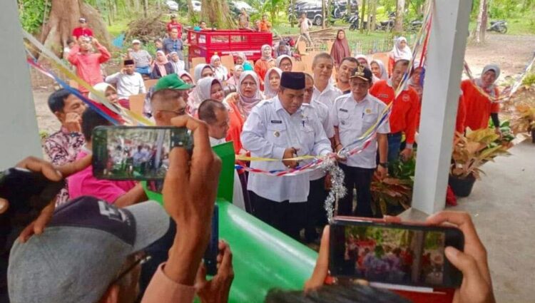 Mama Ceria Dapat Bantuan DAK Rp400 Juta 1 GUNTING PITA— Bupati Padangpariaman Suhatri Bur, gunting pita saat peresmian Bank Pakan Kelompok Tani Wanita (KWT) Mama Ceria Pakandangan, Kecamatan Enam Lingkung, Kabupaten Padangpariaman.