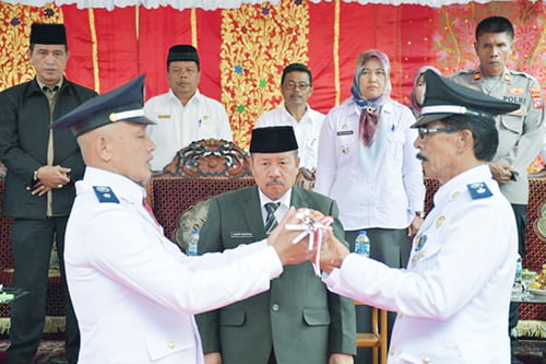 Mantan Kepala SMPN 3 Lubuk Basung Pimpin Nagari Paninjauan 1 PIMPIN SERTIJAB— Bupati Agam memimpin sertijab Wali Nagari Paninjauan, Kecamatan Tanjung Raya, Rabu (20/9).