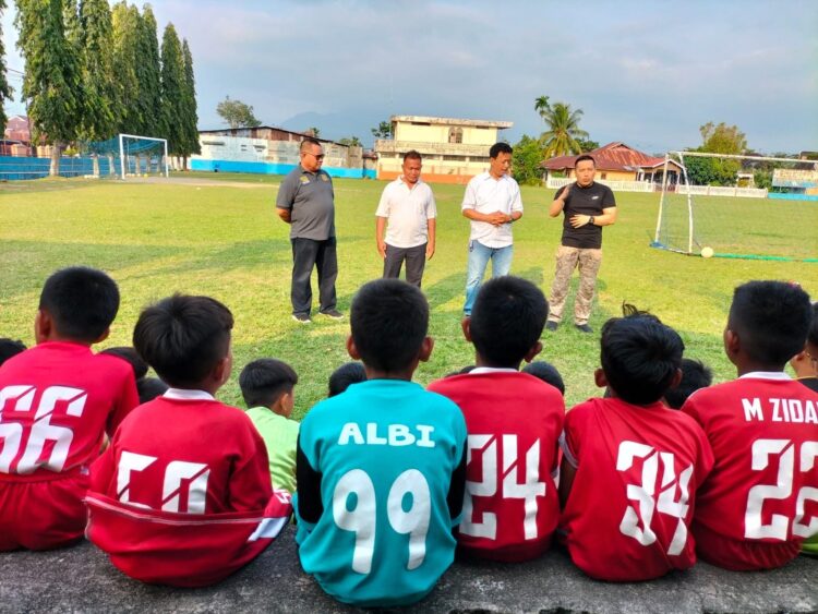 Manufer Putra Firdaus Kunjungi PSTS Tabing, Upayakan jadi Tuan Rumah Kompetisi antar SSB se-Kota Padang 1 MENGUNJUNGI— Anggota DPRD Kota Padang, Manufer Putra Firdaus mengunjungi SSB PSTS Tabing sekaligus menyerahkan bantuan mesin potong rumput pada pengurus PSTS Tabing, Rabu (27/9).