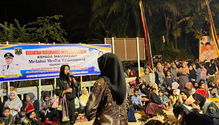 Masyarakat Nagari Pulasan Antusias, Diskominfo Sijunjung Gelar Diseminasi Informasi Publik 1 Masyarakat Nagari Pulasan Kecamatan Tanjung Gadang begitu antusias menyaksikan kegiatan diseminasi infomasi melalui media tradisional di Halaman Kantor Wali Nagari