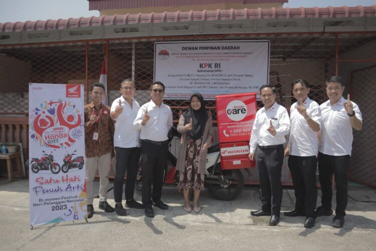 Hari Pelanggan Nasional, PT Menara Agung Berikan Kejutan kepada Konsumen 1 APRESIASI KONSUMEN— General Manager PT Menara Agung, Rikardus Tanumihardja mengunjungi konsumen untuk memberikan apresiasi.