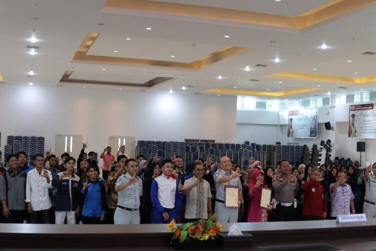 SEMINAR-Instruktur Safety Riding PT Menara Agung, Riandy Monru bersama Jasa Raharja saat seminar edukasi Safety Riding di gedung UIN Imam Bonjol.