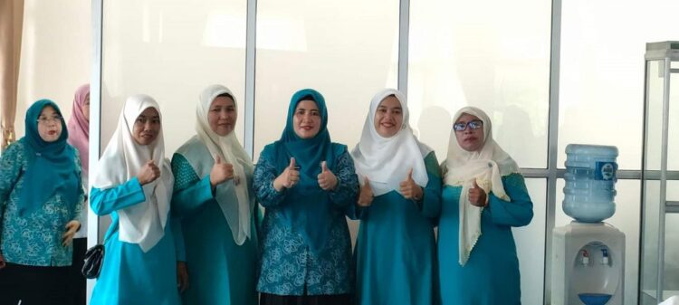 PENILAIAN—Ketua TP-PKK Yusrita Suhatri Bur saat penilaian dasawisma berprestasi tingkat Sumbar.