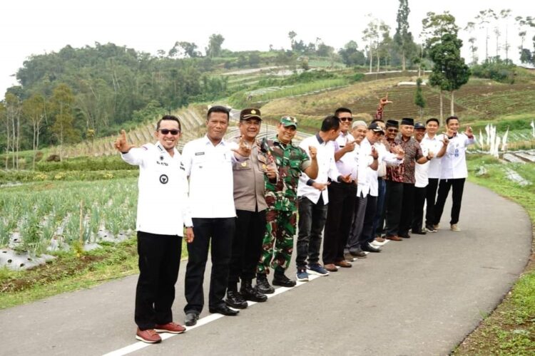 Sepanjang 2,4 Km, Menanti 10 Tahun, Warga Akhirnya Nikmati Jalan Mulus di Koto Laweh 1 PERESMIAN JALAN— Bupati Tanah Datar Eka Putra foto bersama dengan jajaran Forkopimda usai meresmikan jalan sepanjang 2,4 KM di Koto Laweh.