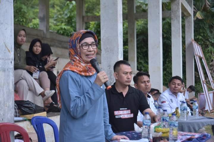 Meriahkan HUT Kota Sawahlunto ke-135, Ambun Kadri Buka Turnamen Sepakbola Usia 40 Tahun 1 SAMBUTAN—Plh Wali Kota Sawahlunto Ambun Kadri berikan sambutan saat pembukaan sepakbola usia 40 tahun.