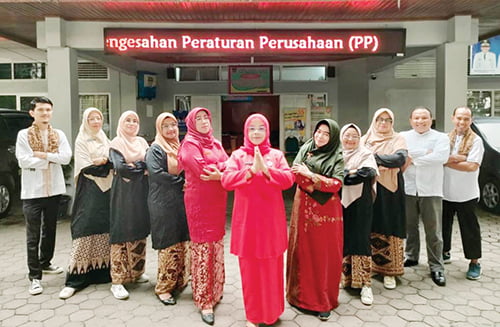 Meriahkan Hari Jadi Sumatera Barat ke-78, ASN Pemko Pakai Baju Basiba dan Taluak Balango 1 BAJU KURUNG BASIBA— Sejumlah ASN Pemko Padang memakai baju basiba (perempuan) dan taluak balango (Pria) sejak 26-30 September, untuk memeriahkan peringatan Hari Jadi Sumatera Barat ke-78.