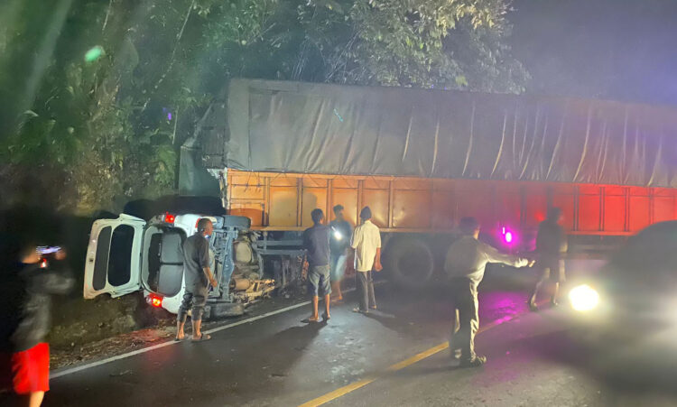 Xenia Hancur Digencet Truk Tronton, Melaju Mundur Gegara Tak Kuat Menanjak 1 KECELAKAAN— Kondisi mobil Xenia yang hancur digencet truk tronton di pendakian kodok Jorong Batang Palupuh, Nagari Koto Rantang, Kecamatan Palupuh, Agam.