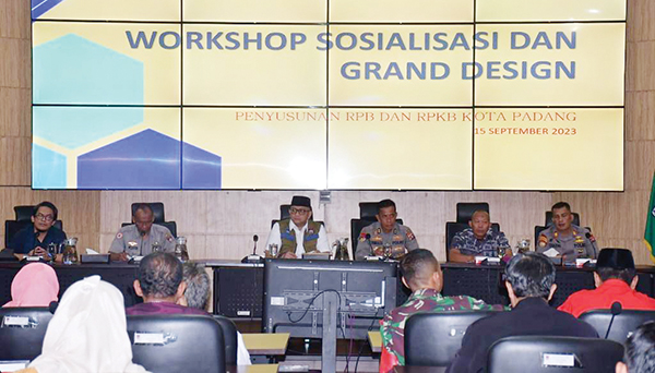 Minimalisir Risiko Bencana, Pemko Padang Susun RPB dan RPKB 1 WORKSHOP SOSIALISASI— Sekretaris Daerah Kota Padang, Andree Algamar membuka Workshop Sosialisasi dan Grand Desain Penyusunan RPB dan RPKB, Jumat (15/9), di Balaikota Padang.