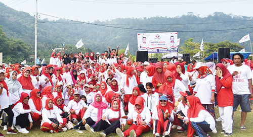 Mohammad Imran Jamil, Caleg DPRD Padang Dapil V, Senam Bersama Kelompok Senam MIJ 1 FOTO BERSAMA— Mohammad Imron Jamil calon Anggota DPRD Kota Padang dapil 5 dari Partai Perindo foto bersama peserta senam gabungan MIJ didampingi calon anggota DPRD Sumbar dapil 1 Suhaidi Olon.
