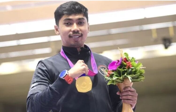 Menembak Persembahkan Emas Kedua Asian Games 1 MEDALI EMAS— Muhammad Sejahtera Dwi Putra menyumbangkan medali emas kedua untuk Indonesia pada Asian Games 2022 melalui nomor 10 meter running target range.