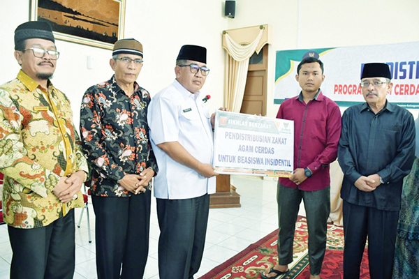 Gali Potensi Zakat, Nagari Didorong Bentuk UPZ 1 SALURKAN ZAKAT— Asisten I Setdakab Agam, Rahman saat penyaluran zakat di Mess Pemkab Agam, Rabu (30/8).