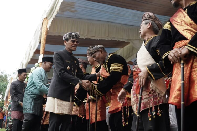 SALAMI—Bupati Lima Puluh Kota Safaruddin Dt Bandaro Rajo menyalami pengulu yang baru dilewakan.