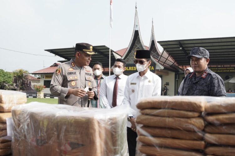 54,1 Kilogram Ganja Kering Asal Panyabungan Sumut Dimusnahkan 1 MUSNAHKAN—Bupati Safarudin bersama Kapolres AKBP. Ricardo Condrat Yusuf saat pemusnahan narkoba jenis ganja kering di Mapolres Limapuluh Kota, JUmat (15/9).