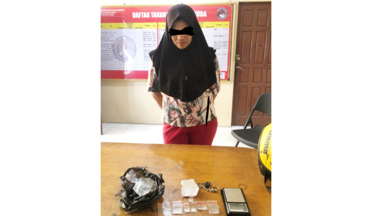 DITANGKAP— Seorang perempuan berjilbab ditangkap anggota Sat Narkoba Polresta Bukittinggi karena diduga terlibat dalam peredaran narkoba jenis sabu-sabu.