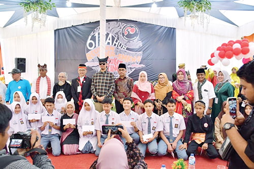 Hadiri Peringatan HUT ke-61 SMKN 2 Bukittinggi, Ny Yenni: Bangun dan Majukan Sekolah Kita 1 HADIR— Ny Yenni Andri Warman hadiri HUT ke 61 SMK Negeri 2 Bukittinggi, Sabtu (23/9).