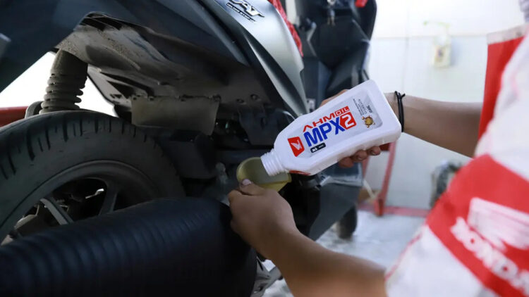 SPX2 dan MPX2 Ukuran 0,65 Liter, Oli Khusus untuk Honda Beat, Scoopy dan Genio 1 OLI— Mekanik AHASS menuangkan AHM oil tipe MPX2 ukuran 0,65 liter.