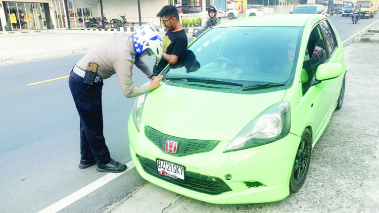 Operasi Zebra Singgalang Berakhir, Didominasi Kendaraan Roda Dua, 426 Kendaraan Ditilang, 1.120 dapat Teguran 1 TILANG— Polantas dari Polresta Bukittinggi melakukan penilangan terhadap pelanggar yang melakukan pelanggaran saat berlangsung operasi Zebra beberapa waktu yang lalu.
