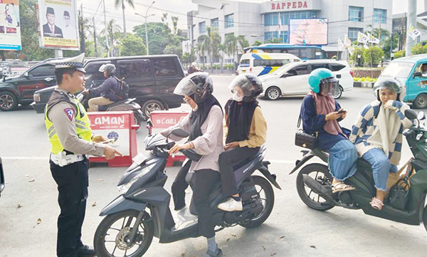 10 Hari Operasi Zebra Polresta Padang, 1.236 Kendaraan Ditilang, Ribuan Pengendara Ditegur 1 TEGUR PENGENDARA— Petugas Satlantas Polresta Padang memberhentikan sejumlah pengendara dan diantaranya diberikan teguran, saat dilakukan Operasi Zebra di perempatan lampu merah Masjid Raya Sumatera Barat, Rabu (13/9) sore.