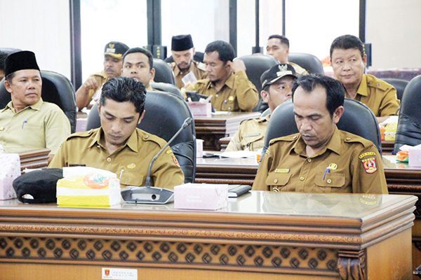 Optimalkan Pelayanan, Bapemperda DPRD Agam Susun Ranperda SPBE 1 DISKUSI PUBLIK— DPRD Kabupaten Agam menggelar diskusi publik dengan wali nagari se-Agam, terkait pembahasan Ranperda tentang Sistem Pemerintahan Berbasis Elektronik (SPBE), Senin (18/9) di kantor DPRD Agam.