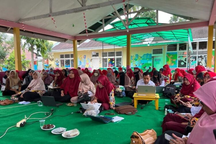 Koordinasi Bunda PAUD dengan Bidang Pembina Penting 1 KOORDINASI— Peserta mengikuti koordinasi dan komunikasi antara Bunda PAUD dengan Bidang Pembinaan PAUD.