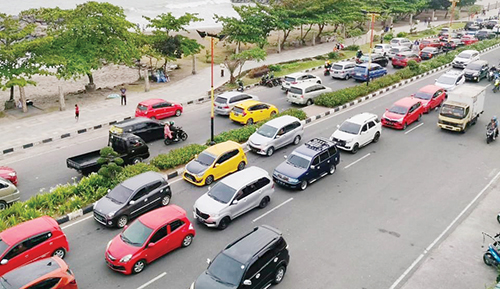 BEBAS PKL— Kondisi kawasan Pantai Padang setelah dilakukan penertiban pada akhir pekan lalu. Pemko Padang menawarkan solusi kepada pedagang untuk tetap bisa berjualan di lokasi yang sudah ditetapkan, yakni Pasar Kuliner Pantai Padang.