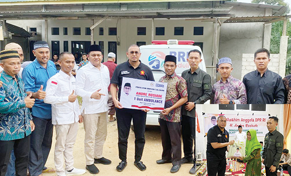 SEBAR BANTUAN— Anggota DPR RI Andre Rosiade menyerahkan sejumlah bantuan untuk pembangunan masjid, mushalla, bantuan sembako hingga ambulans saat melakukan kunjungan ke daerah pemilihannya, di Dharmasraya, Kamis (7/9).