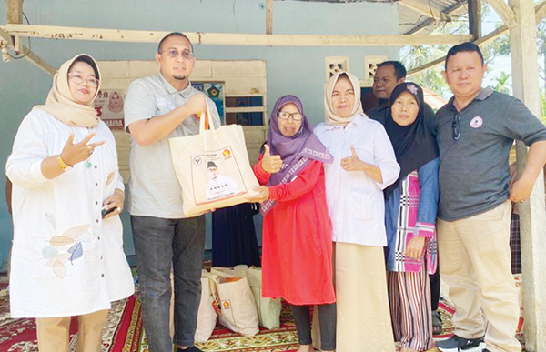 Andre Rosiade Bagikan Sembako di Kampung Jambak, Kototangah 1 BAGIKAN SEMBAKO— Anggota DPR RI asal Sumbar H Andre Rosiade membagi-bagikan ratusan paket sembako untuk masyarakat Kampung Jambak, Kelurahan Batipuh Panjang, Kecamatan Kototangah, Kota Padang, Minggu (10/9).