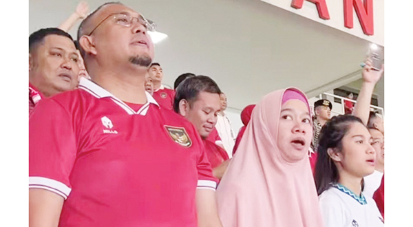 Andre Rosiade Minta Ketua PSSI Bentuk Satgas Berantas Mafia Wasit 1 NOBAR TIMNAS— Andre Rosiade bersama keluarga nonton bareng Indonesia U23 vs Turkmenistan U23 di Stadion Manahan Solo, Jawa Tengah, beberapa waktu lalu.