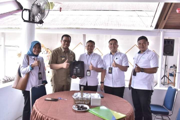 Pj Wako Zefnihan Bahas Perkembangnan BPJS 1 FOTO BERSAMA—Pj Wali Kota Sawahlunto Zefnihan berfoto bersama dengan Kepala Cabang Maulana Anshari Siregar dan jajaran.