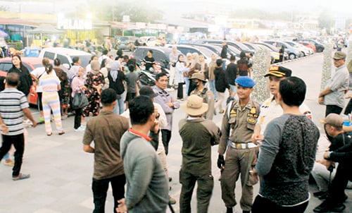 ”Siapa Cepat Dia Dapat”, PKL Pantai Padang Protes Sistem Pembagian Tempat Relokasi 1 PROTES PEDAGANG— Sejumlah PKL mencoba melakukan protes kepada petugas Dispar yang didampingi Satpol PP Kota Padang, saat dilakukan pembagian lokasi tempat berdagang pedagang yang baru. Dimana sistem pembagian lapak adalah siapa cepat dia dapat, Sabtu (23/9) sore.