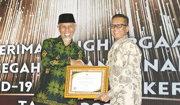 Malam Anugerah Keselamatan dan Kesehatan Kerja (K3) dari Kemnaker, PT Semen Padang Raih Penghargaan Tertinggi Penanggulangan Covid-19 1 TERIMA PENGHARGAAN— Direktur Operasi PT Semen Padang Indrieffouny Indra menerima penghargaan dari Kementerian Tenaga Kerja, yang diserahkan Gubernur Sumbar Mahyeldi Ansharullah, pada Malam Anugerah Penghargaan Keselamatan dan Kesehatan Kerja (K3) Tahun 2023, Senin (4/9).