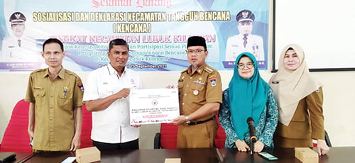 Dukung Generasi Emas 2045, PT Semen Padang Salurkan Bantuan PMT Baduta Stunting di Lubuk Kilangan 1 BANTUAN PMT— Staf Unit CSR PT Semen Padang Yaldi menyerahkan bantuan PMT senilai Rp46,8 juta untuk balita stunting, kepada Camat Lubuk Kilangan Elfian Putra Ifadi di Kantor Camat Lubuk Kilangan, Senin (25/9).
