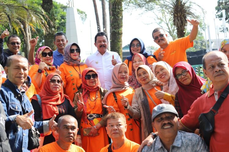 Palanta SMP 82 Pabasko Rayakan HUT ke Bandung 1 RAYAKAN HUT— Wakil Wali Kota Padang Panjang Drs. Asrul foto bersama sebelum melepas Palanta SMP 82 Pabasko ke Bandung.