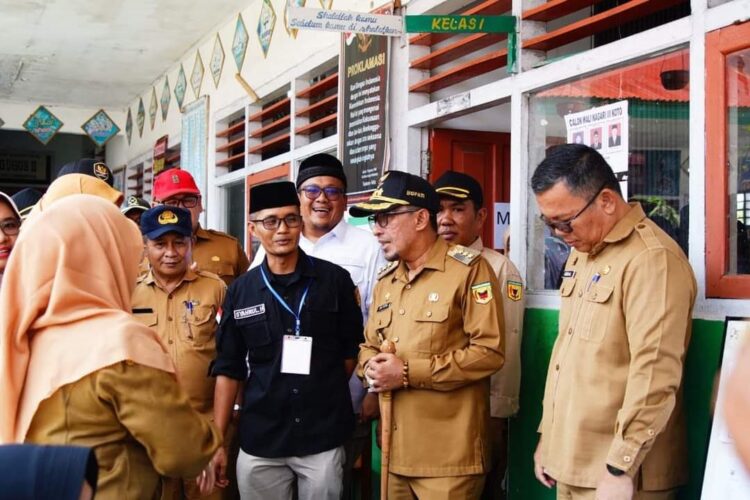 Pilwana Serentak, Bupati Eka Putra Bersama Forkopimda Kunjungi TPS 1 PANTAU TPS— Bupati Tanahdatar Eka Putra memantau proses Pilwana Serentak di Nagari Tanjung Sungayang.