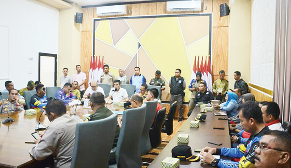 Menanti Lakek Tangan Dingin Wako dan Wawako, Pemko bakal ”Sapu Bersih” Semua PKL Pantai Padang, Ekos: Bertindak Sesuai Aturan, Ada yang Melanggar Harus Ditertibkan 1 RAPAT KOORDINASI— Wawako Padang Ekos Albar memimpin rapat koordinasi bersama unsur TNI dan Polri untuk penertiban PKL mulai dari jalan Samuedera (depan Hotel My All) hingga Lapau Panjang Cimpago (LPC), Sabtu (9/9).