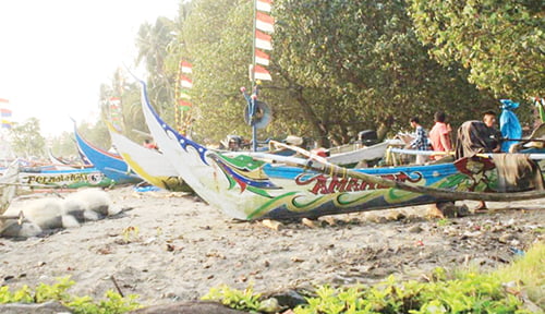 Nelayan Kampung Pasia Nan Tigo Kesulitan Mendapatkan BBM 1 PERSIAPAN MELAUT— Sejumlah kapal bersandari di tepi pantai Kampung Nelayan, Kecamatan Kototangah, sedangkan para nelayan sedang memperbaiki dan menyiapkan perlengkapan untuk melaut.