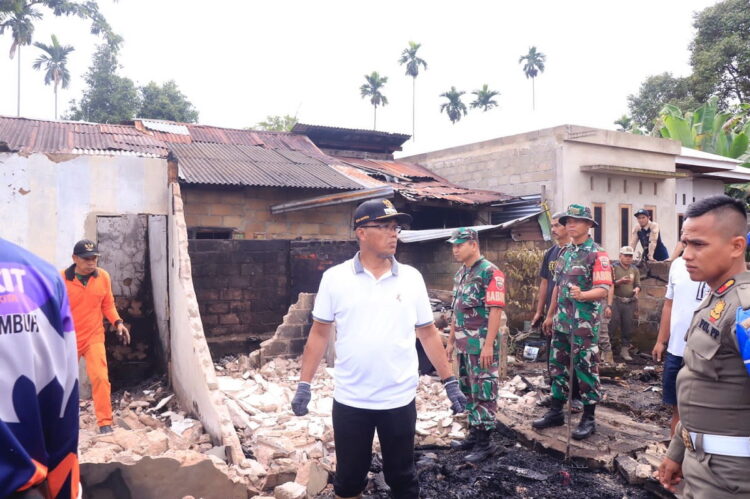 BERSIHKAN SISA KEBAKARAN— Pj Wali Kota Rida Ananda bersama TNI/Polri dan masyarakat bersama-sama membersihkan puing-puing sisa kebakaran di rumah milik Novendri di Kelurahan Tanjung Pauh, akhir pekan kemarin.