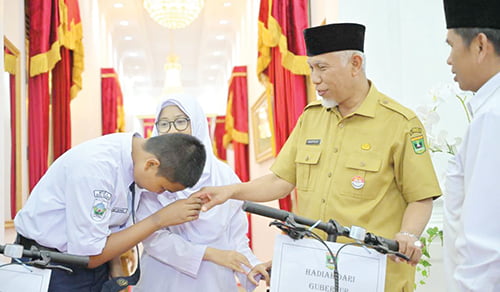 2 Pelajar MTsN 6 Padang Juara Kompetisi Robot Nasional, Gubernur Beri Hadiah Sepeda 1 MEnyerahkan— Gubernur Sumbar, Mahyeldi Ansharullah menyerahkan hadiah sepeda kepada pelajar MTsN 6 Padang yang menjuarai Kontes Robot Tingkat Nasional