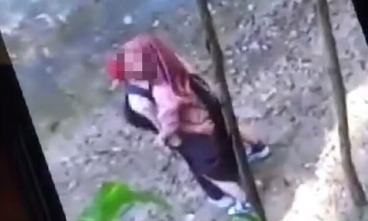 Pelajar SMA Ketahuan Mesumdi Objek Wisata, Diperas Rp 1,5 Juta, Videonya malah Diviralkan 1 TANGKAPAN LAYAR—
Video viral pelajar SMA yang berbuat mesum di objek wisata Sarasah Tanggo, Kabupaten Limapuluh Kota.