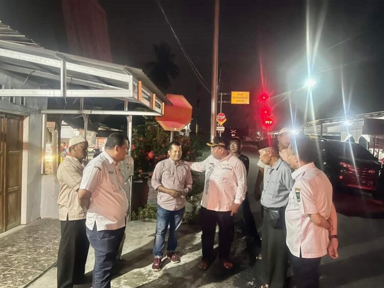 PEMBANGUNAN JALAN KASANG— Bupati Padangapriaman Suhatri Bur bersama sejumlah OPD melakukan  peninjauan jalan Kasang.