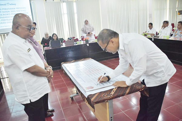 KOMITMEN BERSAMA— Sekda Agam, Drs H Edi Busti, MSi menyaksikan penandatanganan komitmen bersama kepala perangkat daerah dalam penerapan SPIP Terintegrasi, Rabu (30/8).