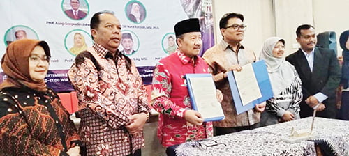 NOTA KESEPAHAMAN— Bupati Agam Andrio Warman dan Rektor UIN Jakarta Prof Dr Asep Saepudin Jahar usai menandatangani nota kesepahaman pengembangan SDM, Selasa (26/9).