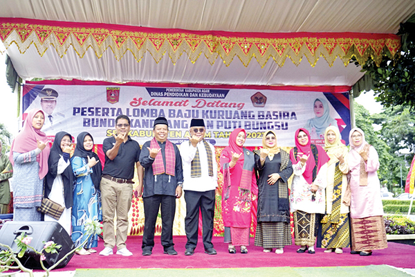 Upayakan Kelestarian Adat Budaya Minangkabau, Agam Gelar Lomba Baju Kuruang Basiba 1 FESTIVAL BUDAYA— Sekretaris Daerah Kabupaten Agam, Edi Busti membuka secara resmi gelaran Festival Budaya 2023, Rabu (6/9).