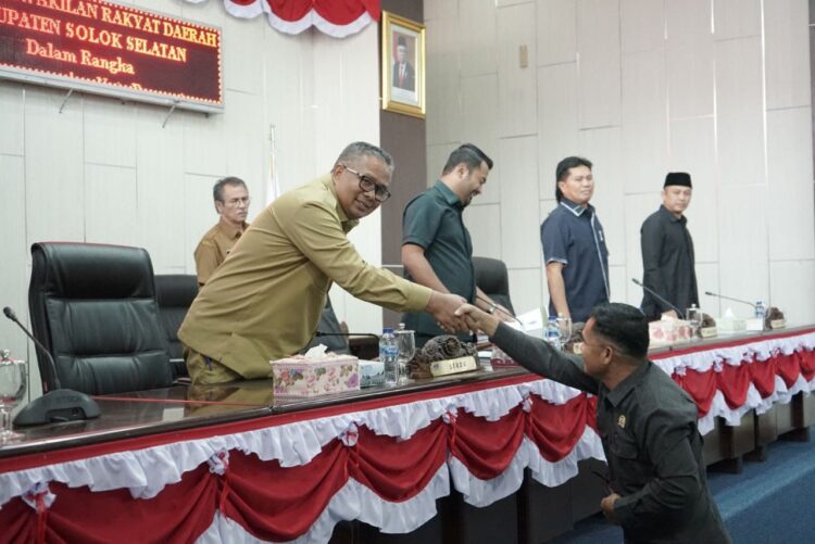 NOTA PENGANTAR APBD-P—Sekda Solok Selatan Syamsurizaldi menghadi rapat paripurna penyampaian Nota Pengantar APBD-P kepada DPRD.