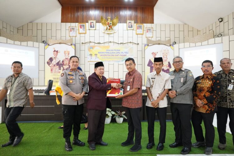 Pemkab Solsel Dukung ASN Lanjutkan Pendidikan 1 TERIMA— Bupati Solok Selatan H. Khairunas saat menerima tim dari Universitas Eka Sakti di Aula Sarantau Sasurambi, Kantor Bupati Solok Selatan, Kamis (7/9).