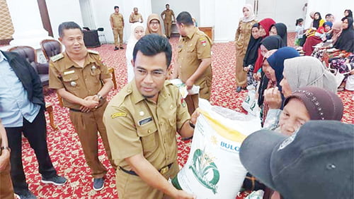 BANTUAN PANGAN— Pemerintah Kota Bukittinggi, melalui Dinas Pertanian dan Pangan kembali menyalurkan bantuan pangan dari Beras Cadangan Pangan Pemerintah (CPP) tahap II. Bantuan itu diserahkan secara simbolis di Balairung rumah dinas wako, Senin (25/9).