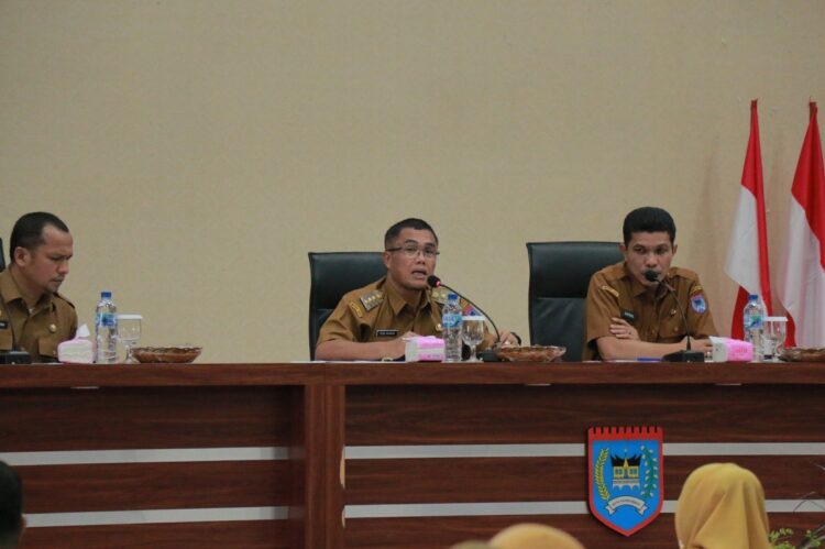 Pemko Payakumbuh Rakor Bahas Stunting, Kemiskinan Ekstrem dan Inflasi 1 RAPAT KOORDINASI— Pj.Wali Kota Rida Ananda disampingi Pj.Sekda saat mengikuti rakor pejabat pemerintah daerah.