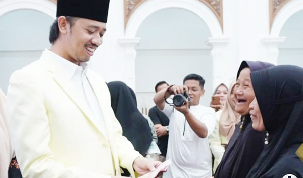 Tingkatkan Ekonomi Masyarakat, Bukittinggi Salurkan Bantuan Sembako dan PKH Triwulan III 1 SERAHKAN BANSOS— Walikota Erman Safar menyerahkan bansos kepada warga berupa bantuan Sembako dan PKH Triwulan III diberikan kepada 3.042 KPM Bukittinggi, Kamis (7/9).